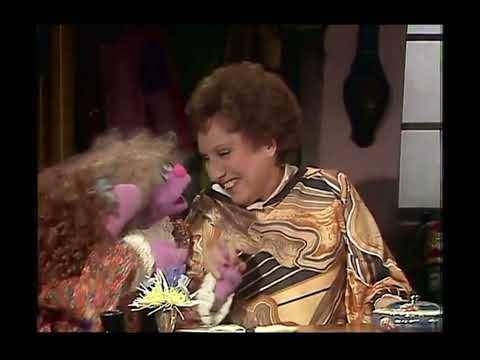 The Muppet Show - 306: Jean Stapleton - Cold Open (1978)