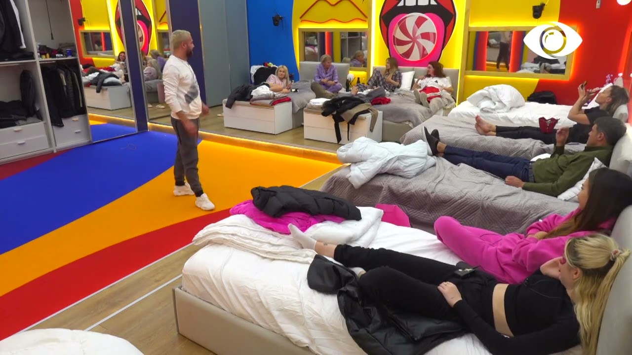 Të gjithë banorët në dhomën e gjumit/ Luizi imiton Oltën