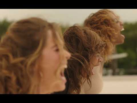 afbeelding Write On with 'Support the Girls' Writer-Director Andrew Bujalalsk