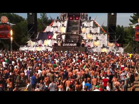 Zero Sanity & Kevin Kaos - Hit the Floor played by Deepack at The Qontinent 2012
