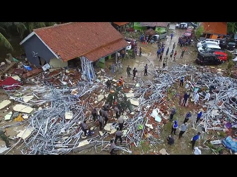 Rettungskräfte im Einsatz nach schwerem Tsunami in Indonesien