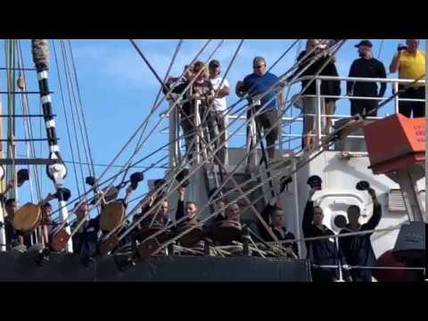 Velierio Kruzenshtern. L’equipaggio russo schierato, saluta cantando Santa Cruz de Tenerife
