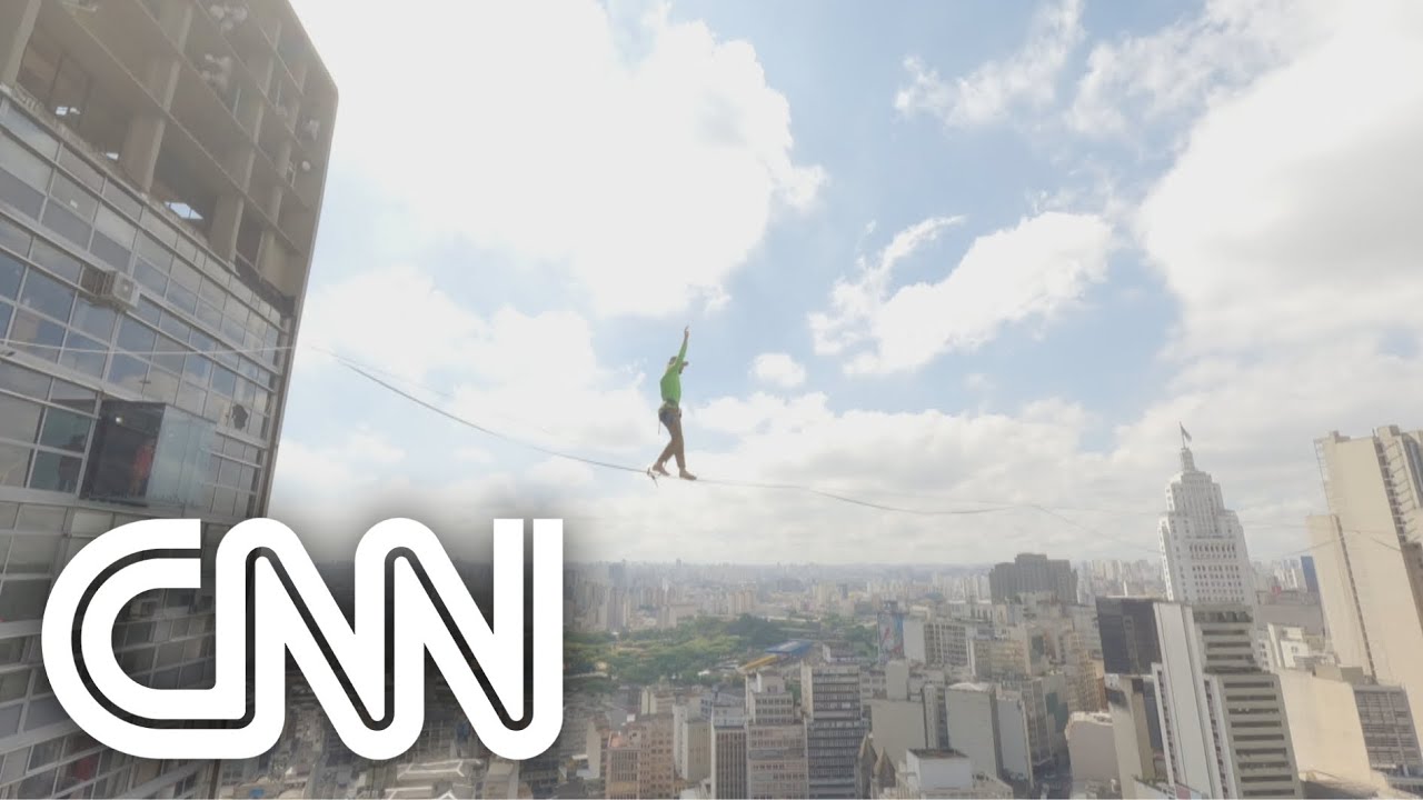 Atletas atravessam o centro de São Paulo equilibrados em fita | CNN PRIME TIME