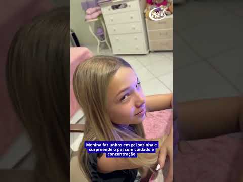 Menina faz unhas em gel sozinha e surpreende o pai com cuidado e concentração
