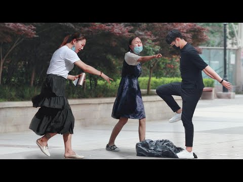 當聽到小狗的哀嚎聲，幾個女生衝了上去