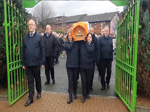 Gerry Adams delivers oration at the funeral of Bobby Lavery
