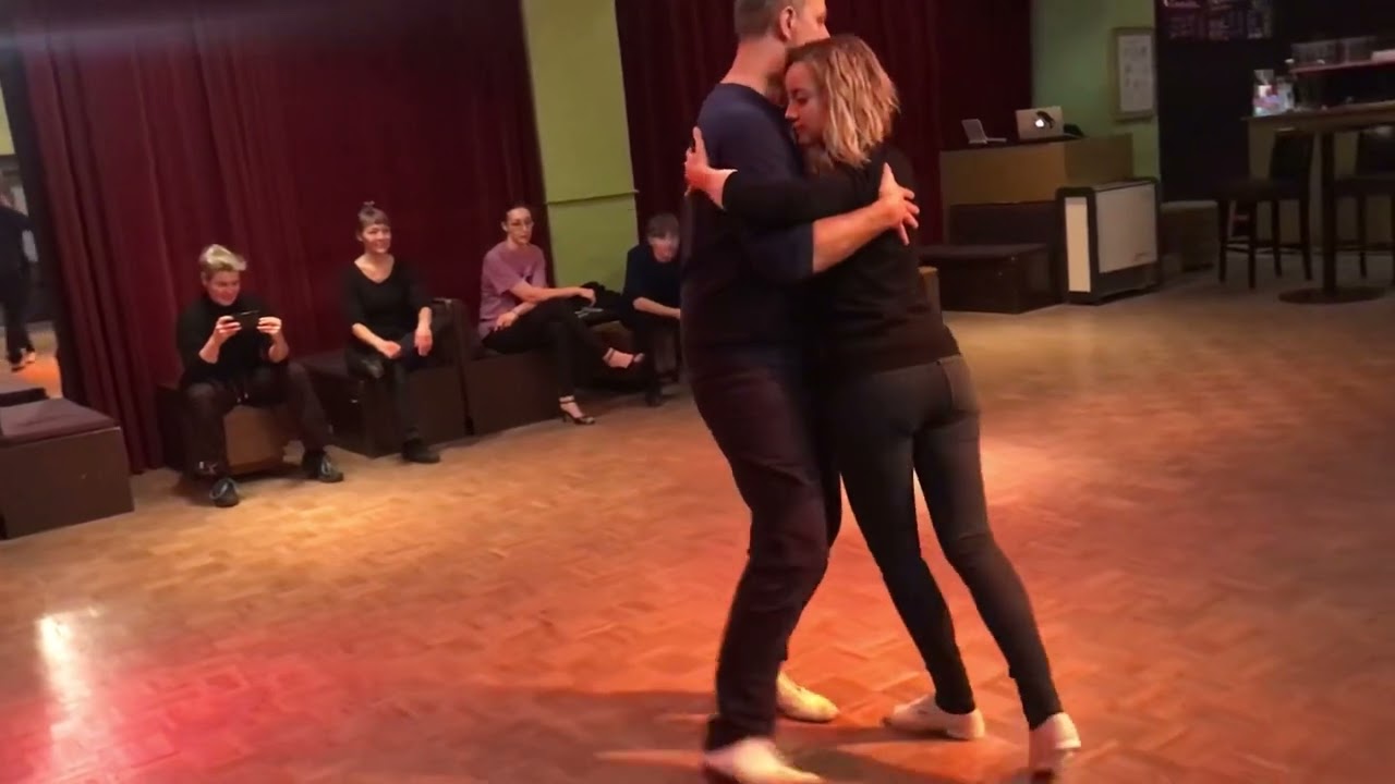 Tango: Closed Embrace mit rollender Verbindung. Class Demo Oona Plany & Rafael Busch