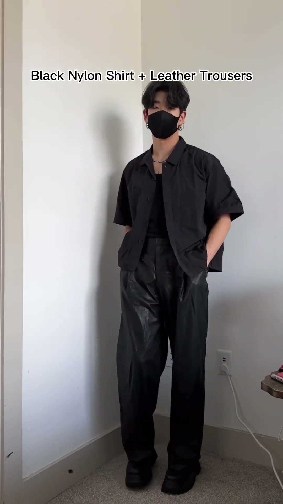 Siapa bilang outfit hitam itu membosankan? Coba padu padan gaya Korea yang chic dan trendy ini! 🖤✨