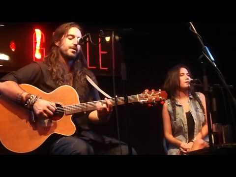 Andrés suárez y Elia Velo.No diré.AVI