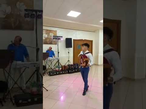 Orchestra Silvestro Folk (Senza giacca e cravatta Nino D’angelo) Organetto: Kevin Messina