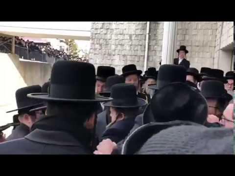 Commotion preventing R’ Aron Teitelbaum from entering Viznitz Monsey funeral
