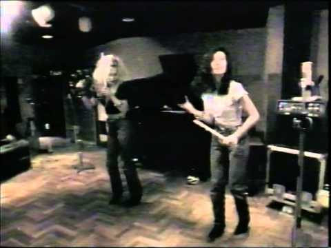 Absent Friends feat. Wendy Matthews - Hullabaloo