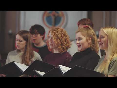 Kerensa Briggs: Media Vita - The Choir of Pembroke College, Cambridge and Anna Lapwood
