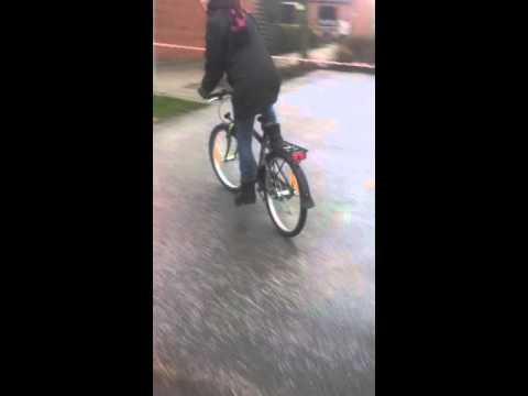 Mor køre på lille cykel