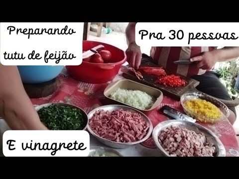 Preparando tutu de feijão e vinagrete,para 30 pessoas