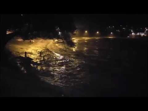Kiama (South Coast) - Black Beach getting hit by massive waves!