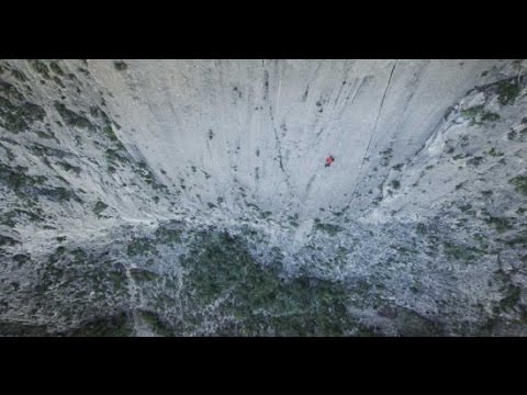 Real Life Spider Man Climbs 1,500 Foot Rock Wall without Any Safety Equipment