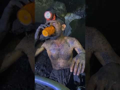 Greedy people 😈#shorts #minecraft #greedy #underground #mining