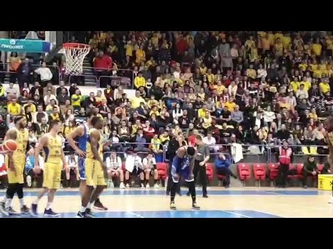 Ultimele doua minute de la meciul CSU SIBIU - SCM U Craiova. Scor final 77-68. Detalii pe www.orade
