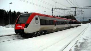 preview picture of video 'X-tåget Regina EMU as a regional train from Ljusdal to Gävle calling at Lingbo station.'