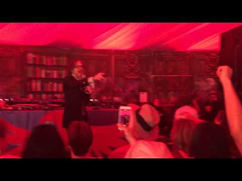 Jarvis Cocker & Steve Mackey - Music Sounds Better with You (live in Glastonbury 2015)