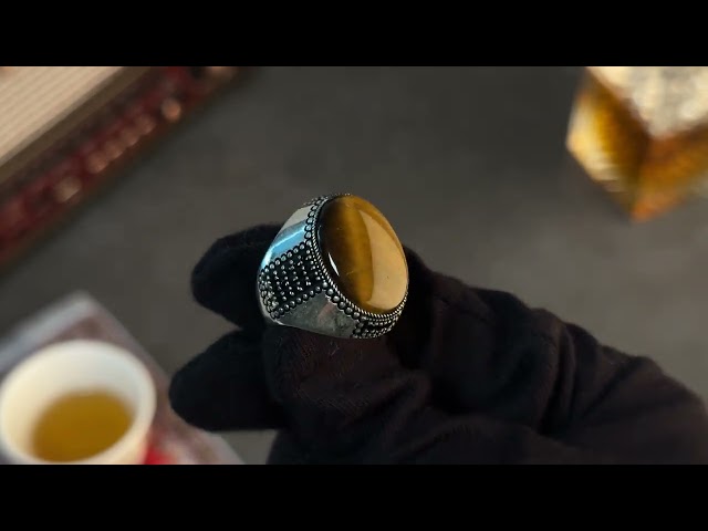 خاتم رجالي فضة بحجر عين النمر بتصميم كلاسيكي مزخرف