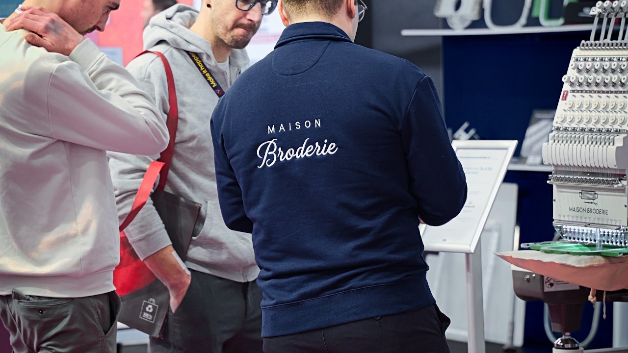 Stand Maison Broderie au C!Print Lyon — brodeuses en démonstration
