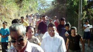 preview picture of video 'Procesión del Cristo Negro hacia el rio Sepaquiapa para la misa del 14.01.2009 Parte 1'