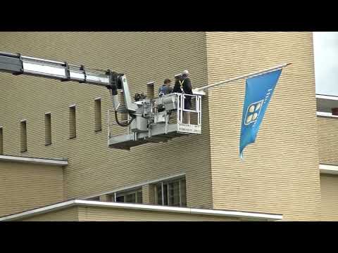 Montage vlaggenmast Raadhuis Dudok Hilversum