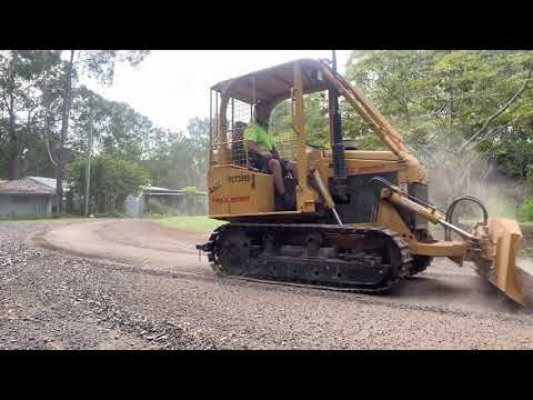 Eastwind YCT 356 S-S 6 way blade finishing drive way.