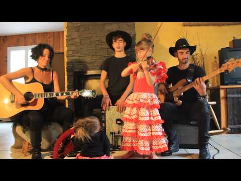 Resucitó - Dina (violin) &Nathan (cajon), Naomi trisomie 21, mom (guitar) and dad (bass)