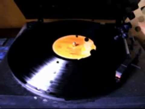 Teddy Petersen. Ved landsbyens gadekær