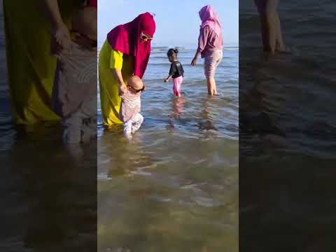 reysha pertama kali main ke pantai.... ☺️🤩