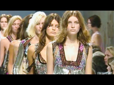 Nicolas Ghesquière for BALENCIAGA (Spring 2002) | Videofashion Library