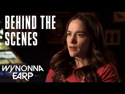 afbeelding WYNONNA EARP | Season 4 Returns Summer 2020 | Melanie Scrofano Directs | SYFY