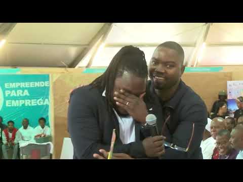 Mr Nhungue se emociona no seu aniversário perante o Presidente da República Filipe Jacinto Nyusi