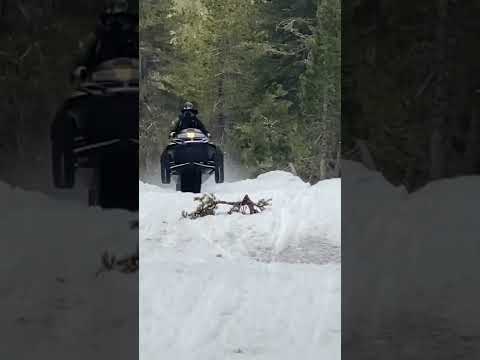 This is how to ride a 22 year old snowmobile 😤.