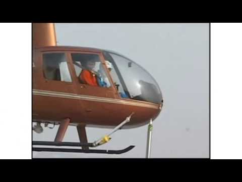 Piloto chinês abrindo garrafa com helicóptero