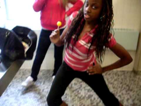 download lagu mp3 mp4 Kapow Pops, download lagu Kapow Pops gratis, unduh video klip Kapow Pops