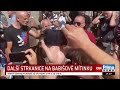 Video 'Pravděpodobně securiťák agenta Bureše napadá odpůrce v Ústí(stejné logo na tr...'