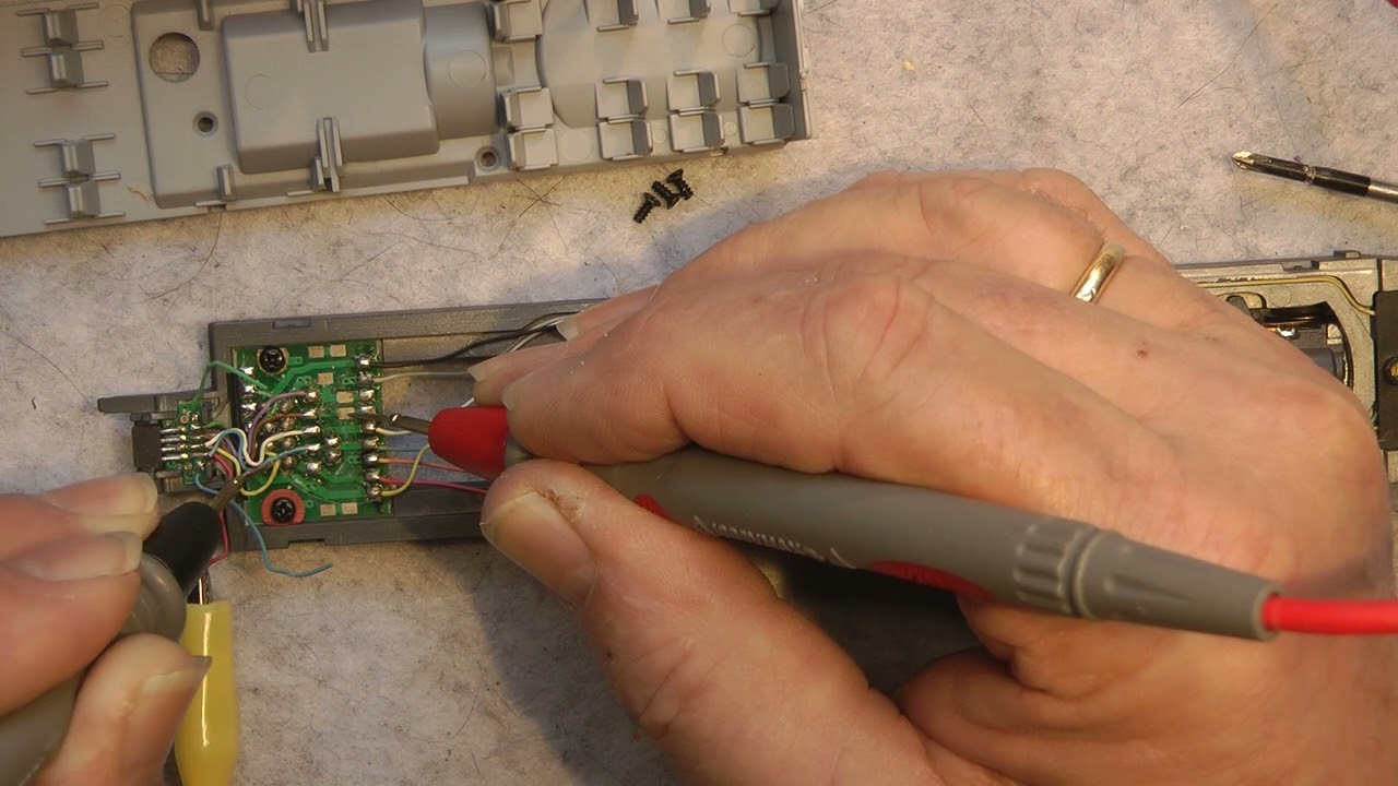 Wolfgangs Märklin Modellbahn Piko Stadler Triebwagen bekommt Schleifer Decoder ,LED Innenbeleuchtung