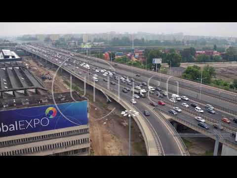 1141 The drone flies above the busy road.