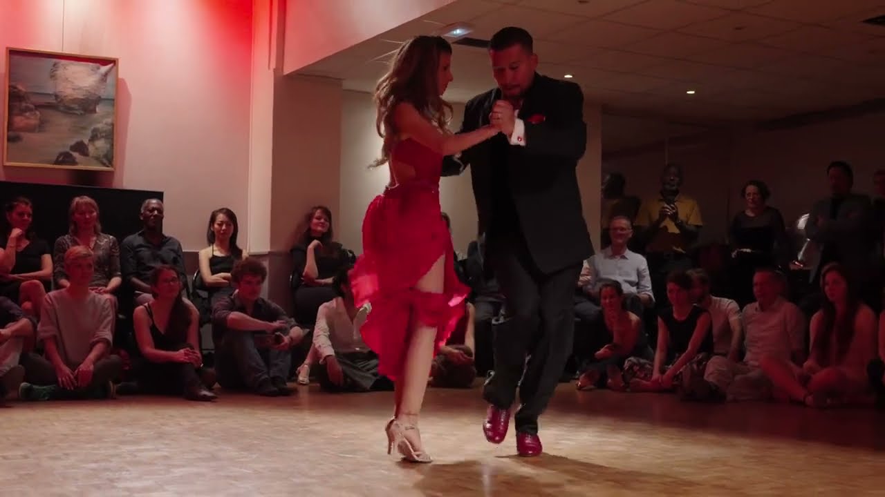 Video thumbnail for Octavio Fernandez and Carolina Giannini - Mozo guapo