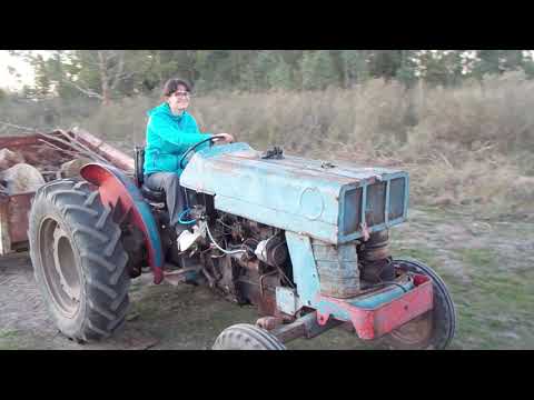 Adriana manejando un tractor en Granja CAOS, Carrasco del Sauce, Canelones, mayo 2020