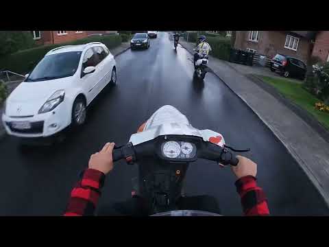 Leger med politi på baghjul. (Feat. Jogamok)