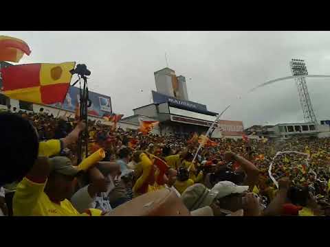 "Recibimiento de la hinchada de S.D AUCAS  al Ídolo del pueblo...." Barra: Armagedón &bull; Club: Aucas