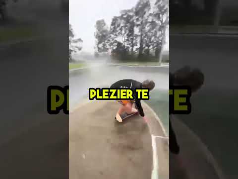 Skater Springt in Onderwater Skatepark Verkeerde Keuze!