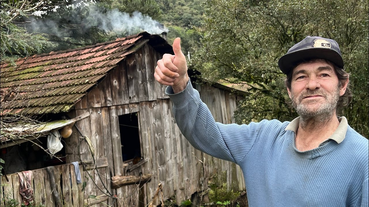ELE VIVE SOZINHO NO MEIO DO MATO NUM RANCHO ALEGRE - LILI DA SERRA GAÚCHA