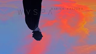 Kadr z teledysku Wyspa tekst piosenki Bartek Kaszuba