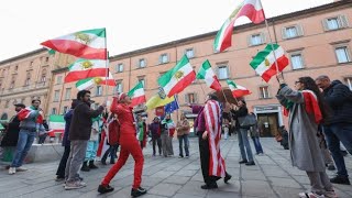 Il video della festa iraniana a Bologna per l'attacco «al regime islamico»: «Viva l'Iran, viva Is...